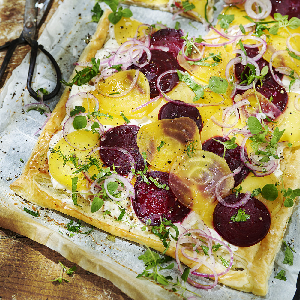Smördegsflan med getostkräm, rödbetor och picklad lök