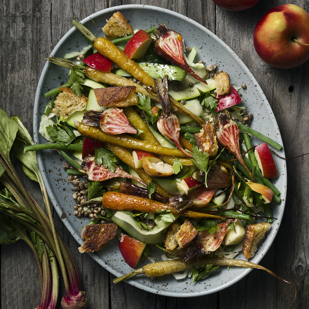 Skördesallad med äpple och belugalinser