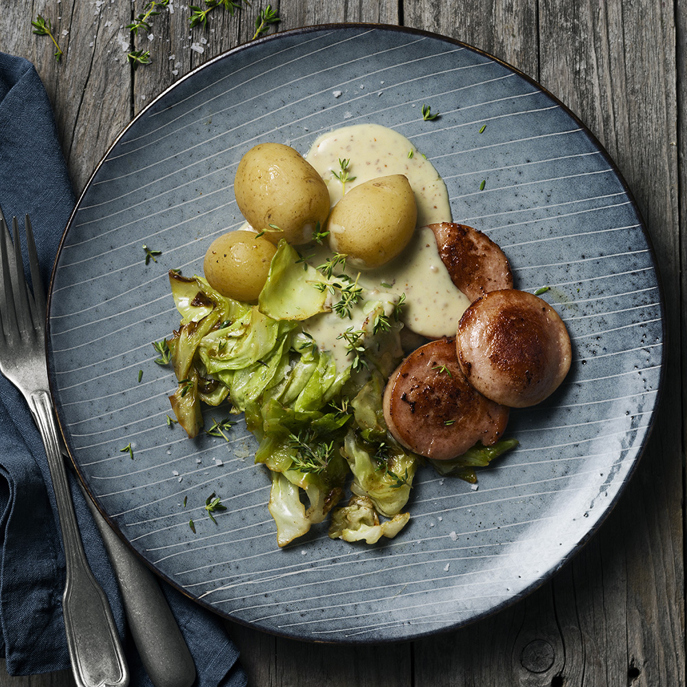 Falukorv med smörstekt vitkål och senapssås