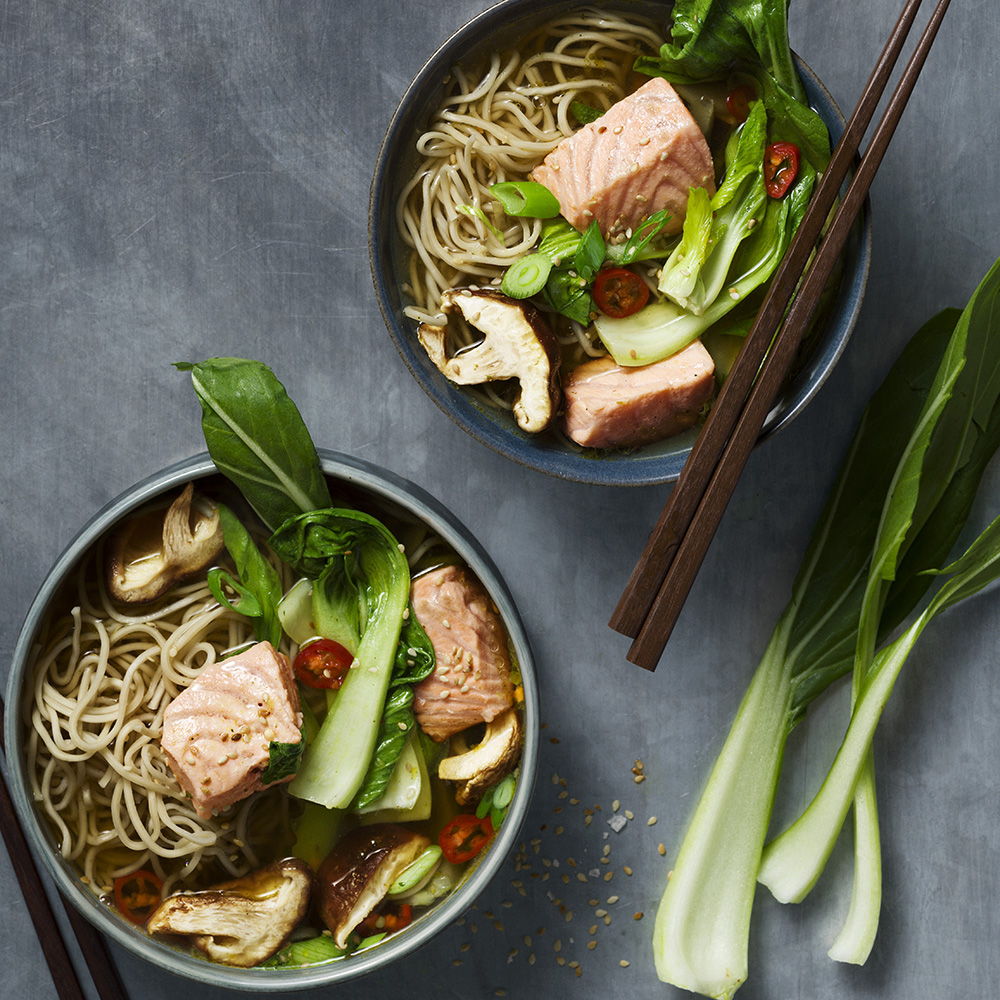Asiatisk nudelsoppa med lax