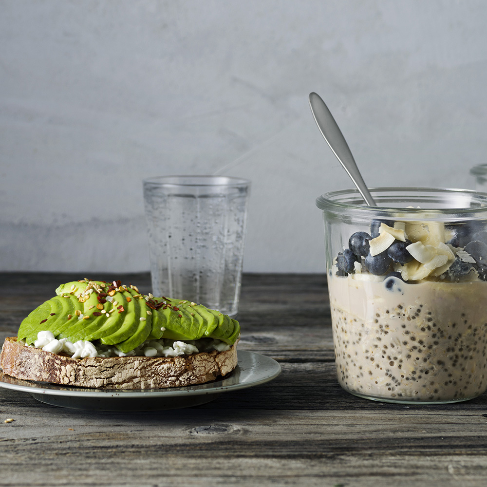 Overnight oats med Keso- och avokadosmörgås