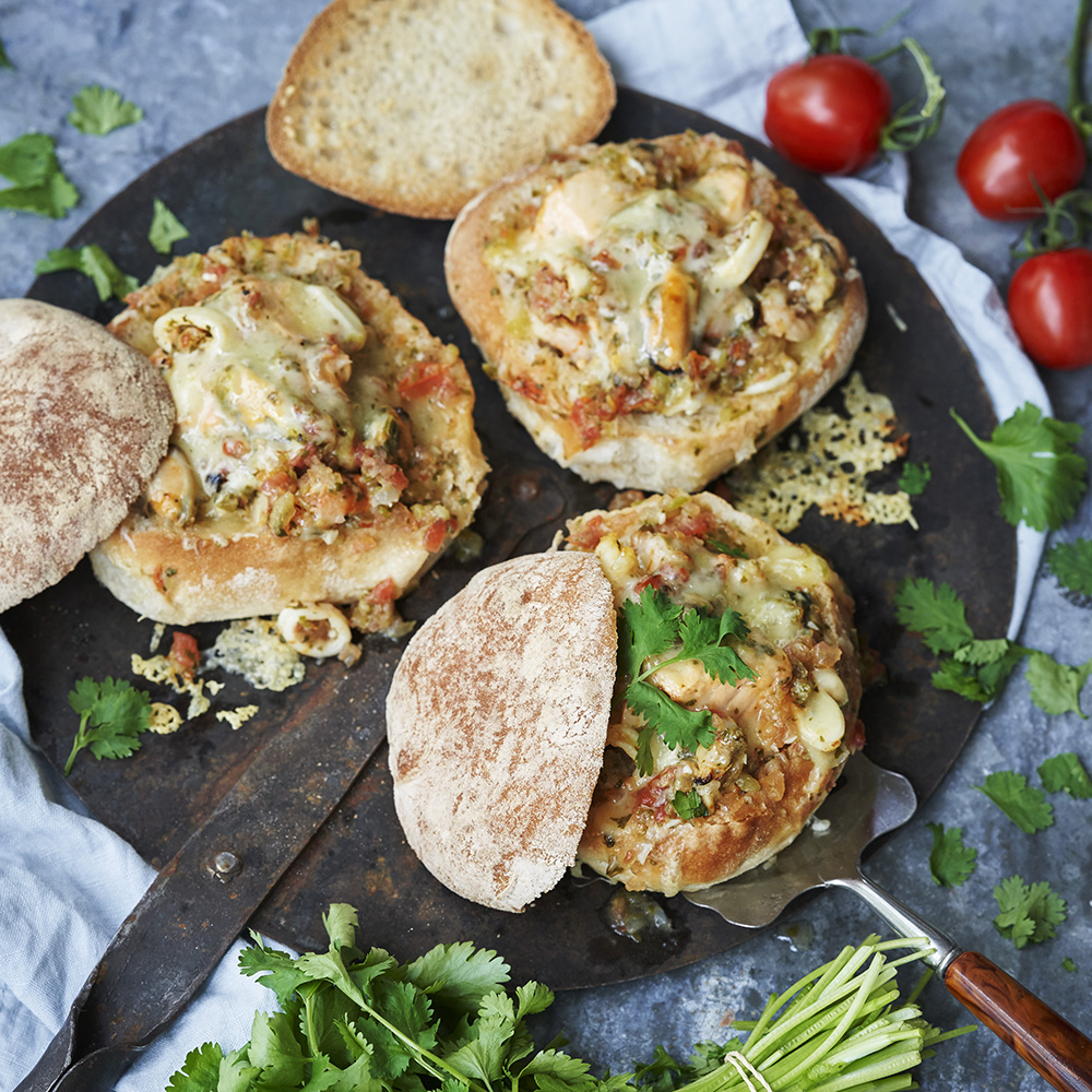 Fisk- och skaldjursgryta serverad i bröd