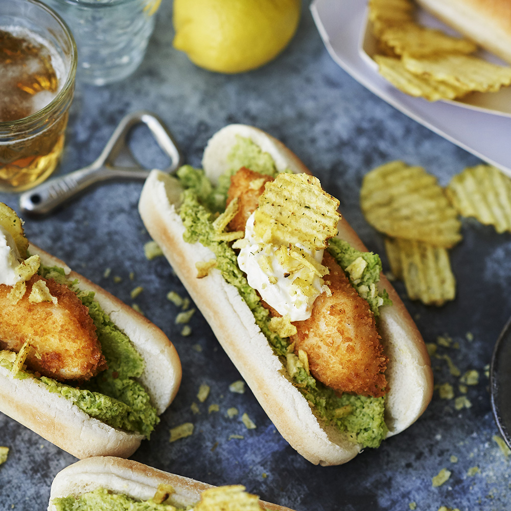 Fiskpinnar i korvbröd med citronkräm