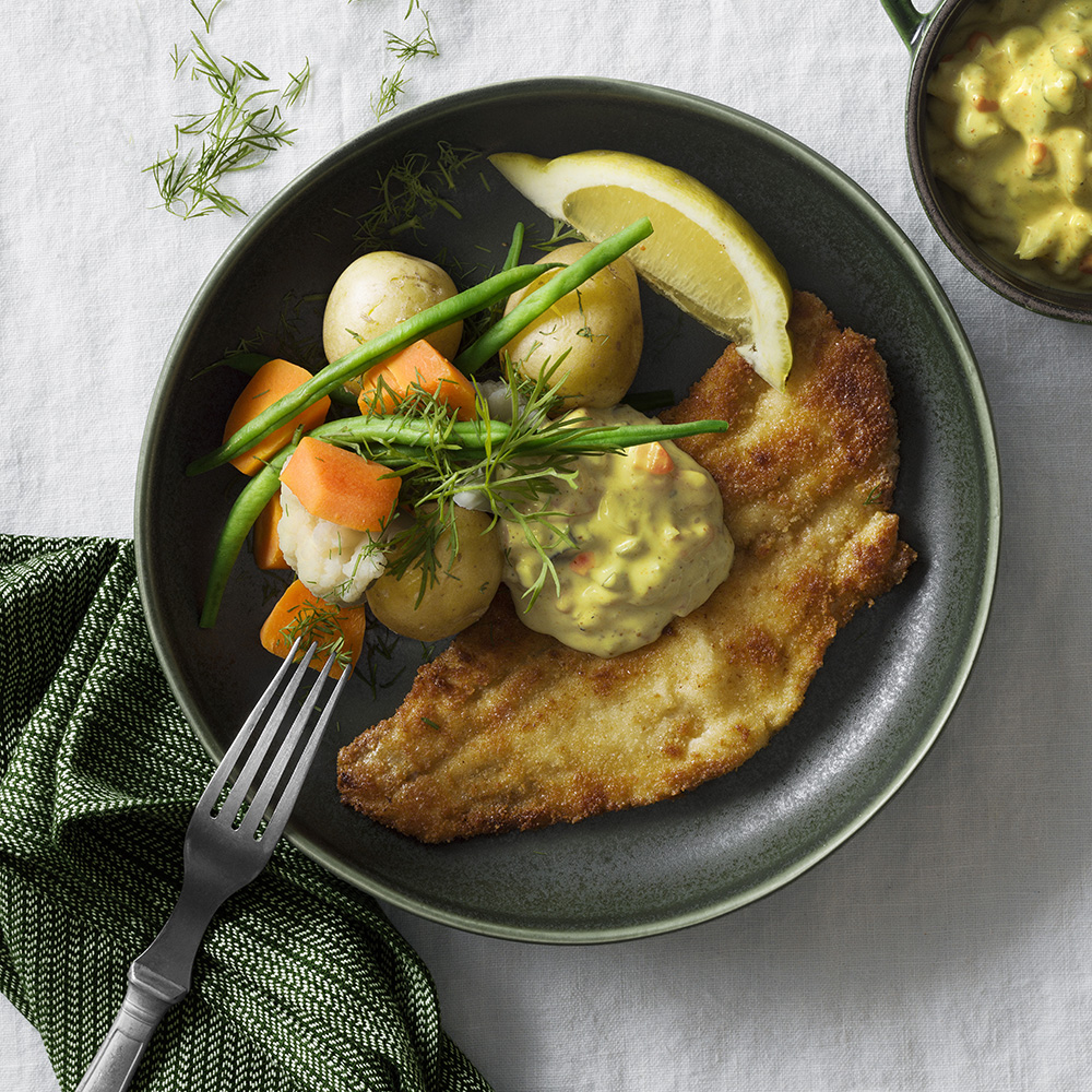 Panerad fisk med remouladsås och dillslungade grönsaker