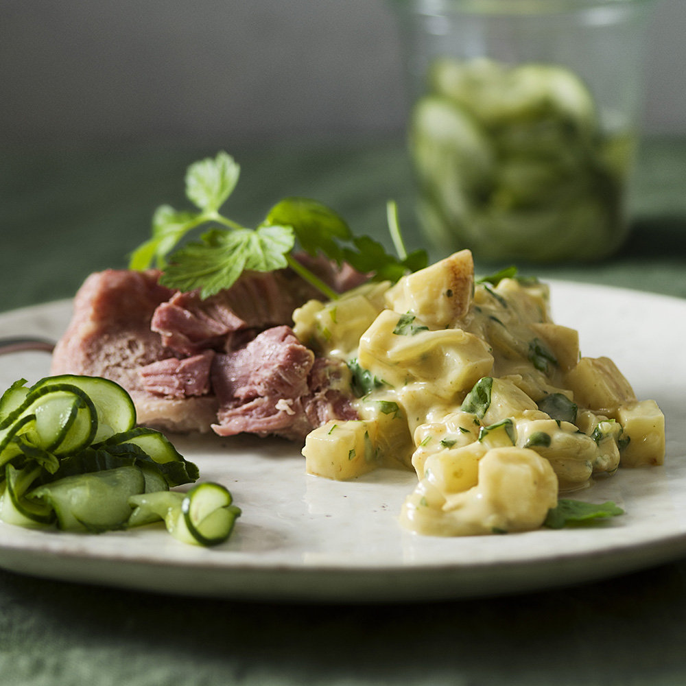Fläsklägg med gräddkokt rotselleri och inlagd gurka
