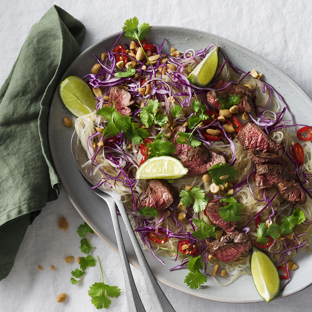 Glasnudelsallad med jordnötter och hjortfilé