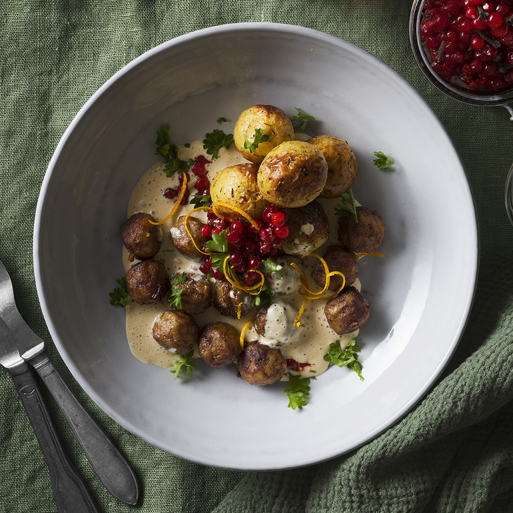 Köttbullar med rostad potatis och kryddiga lingon