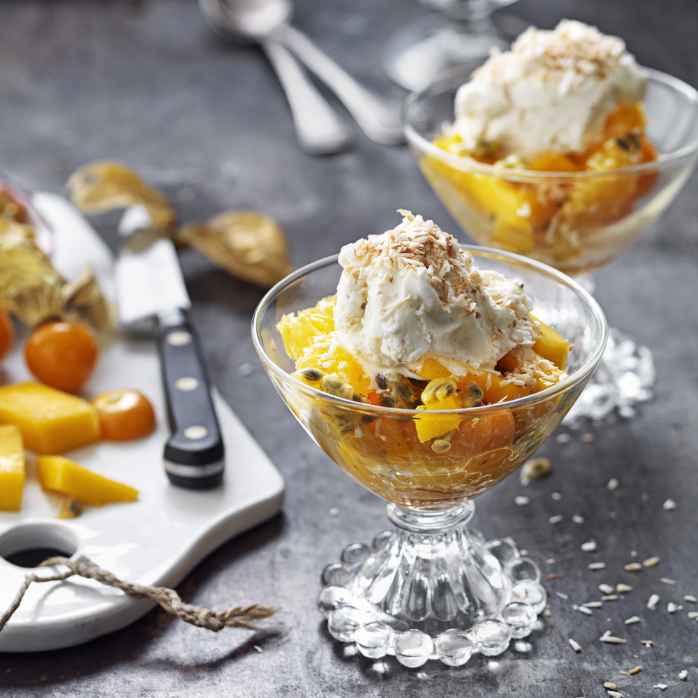 Fruktsallad med rostad kokosglass