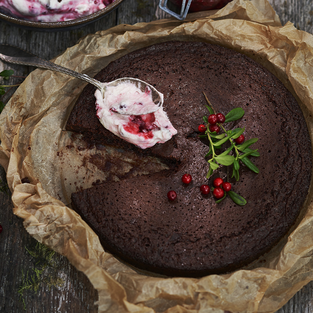 Kladdkaka med brynt smör och lingongrädde