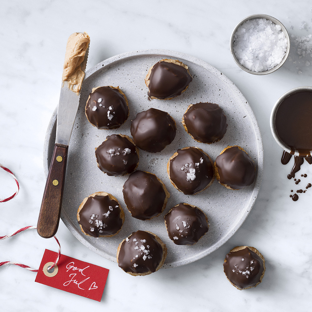 Biskvier med karamelliserad mjölk och flingsalt