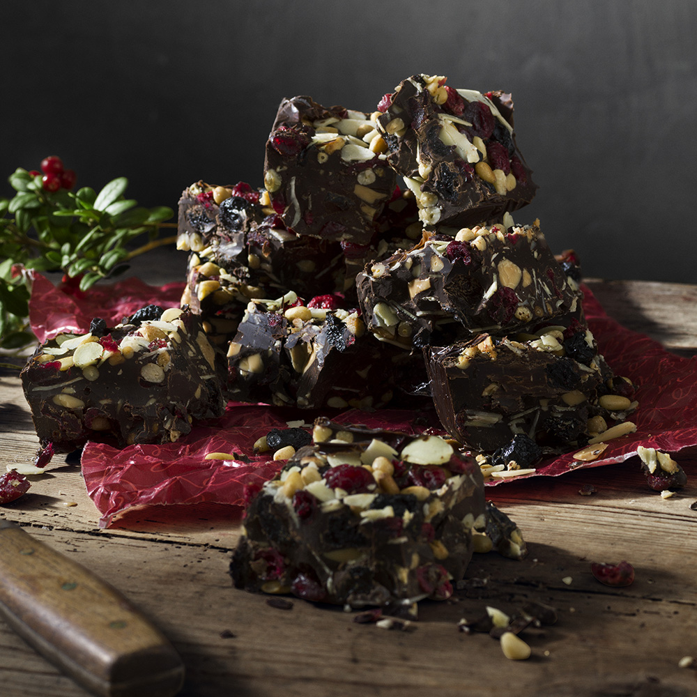 Chokladbräck med bär, kolakrisp och rostade pinjenötter - Lotta Lundgren