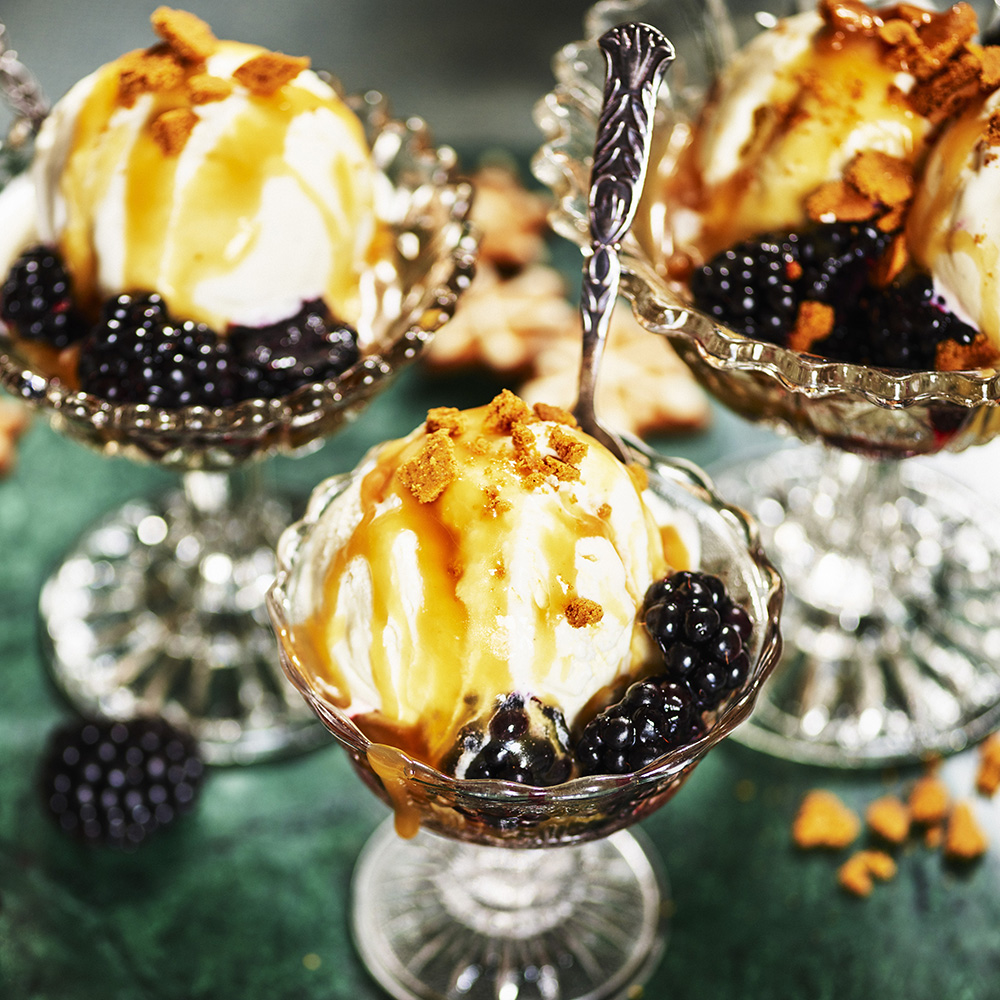 Björnbär med punschkolasås och glass