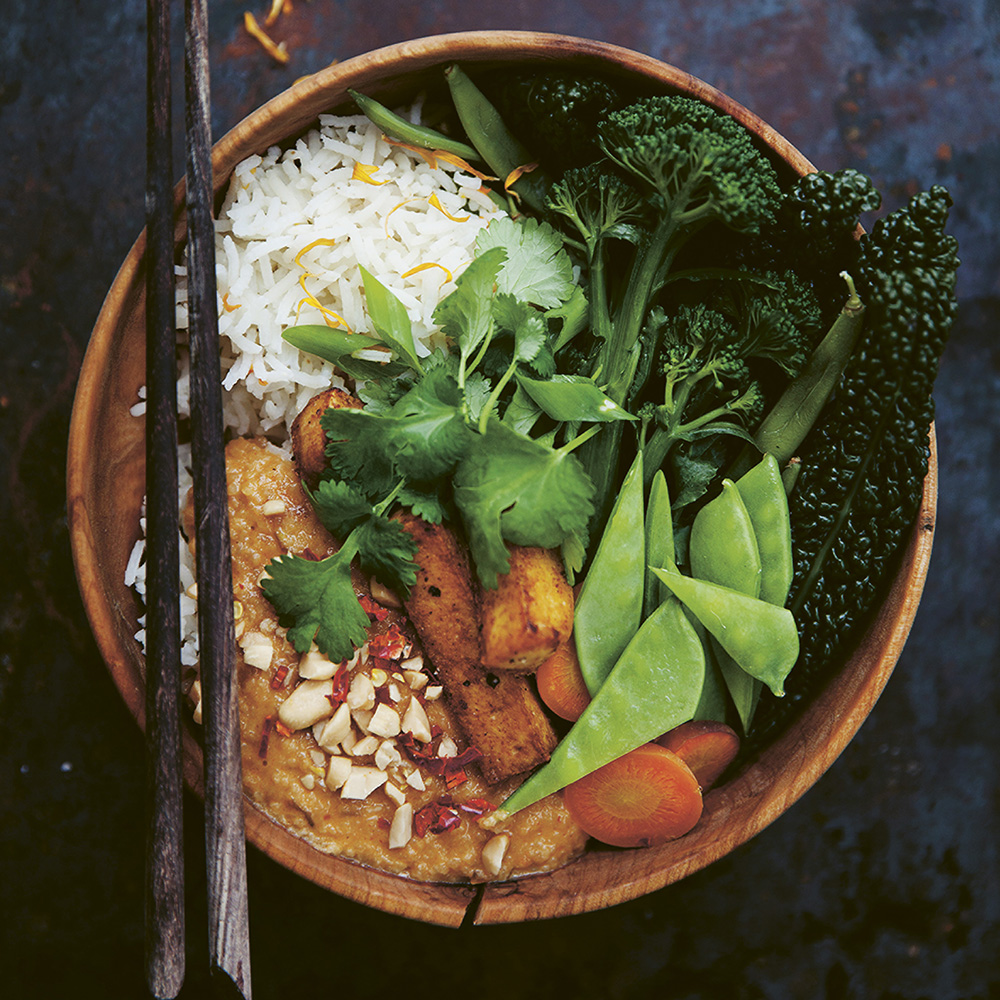 Bowl med ångade grönsaker och jordnötssås