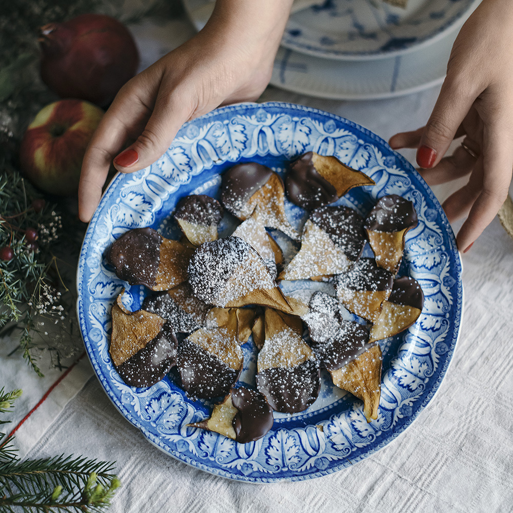 Karamelliserade päronchips doppade i choklad