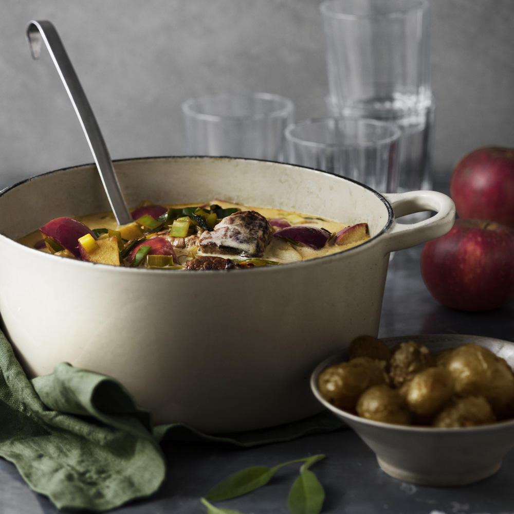 Fläskfilégryta med äpple och salvia