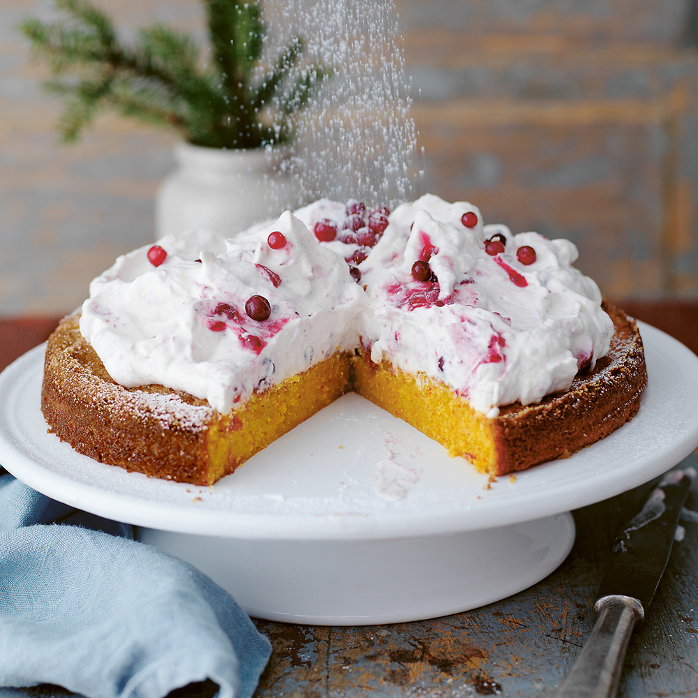 Saffranskladdkaka med lingongrädde