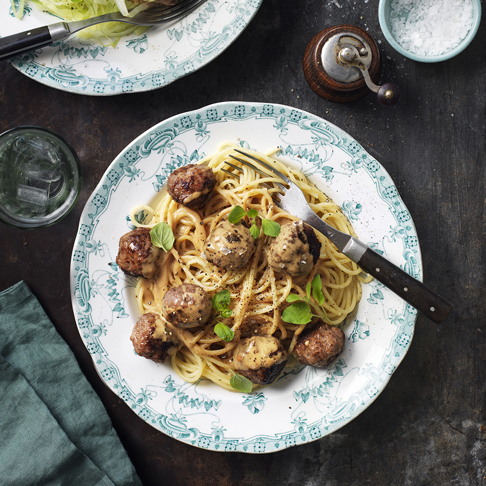 Köttbullar med gräddsås och pasta