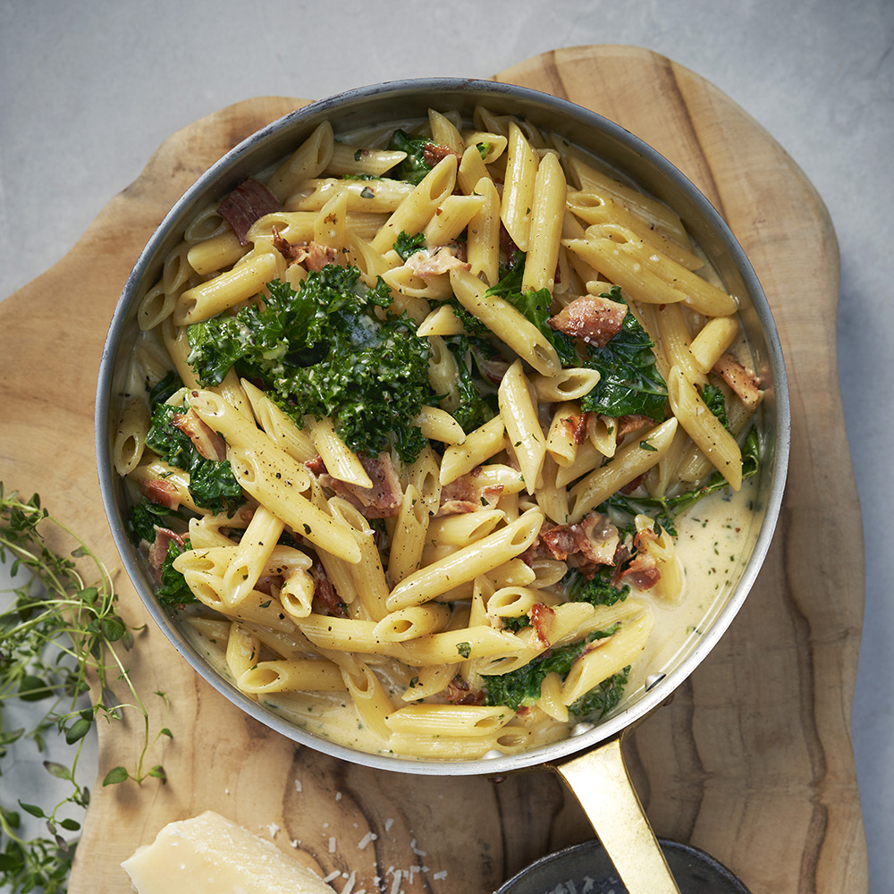 Krämig pasta med bacon och grönkål