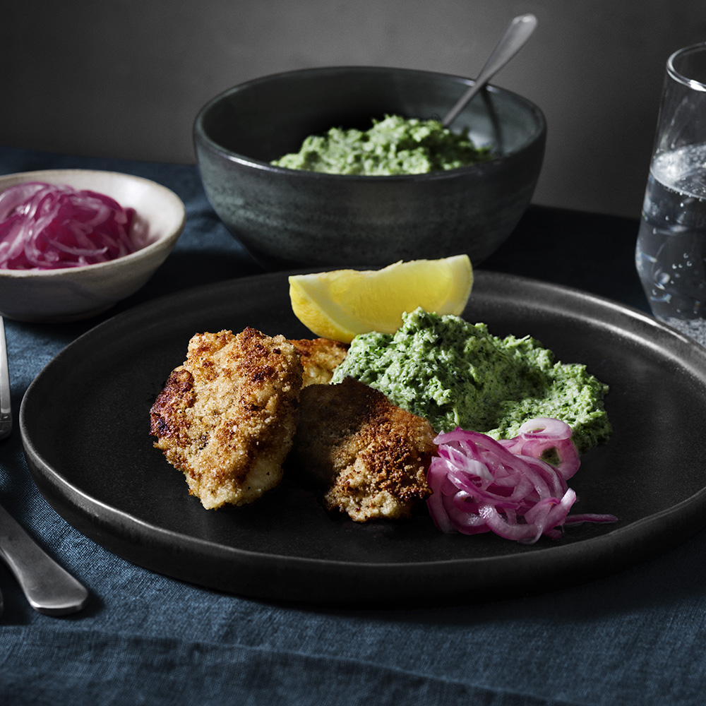 Panerad torsk med broccolipuré och picklad lök
