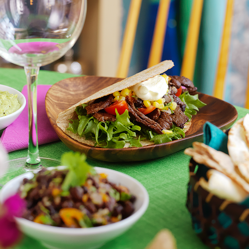 Fajita med strimlad biff och bönsalsa