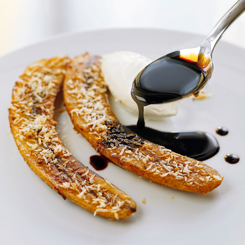 Stekt banan med rostade kokosflingor och chokladsås