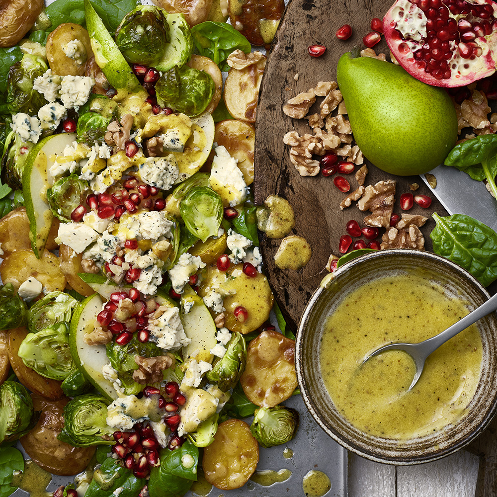 Ljummen ädelostsallad med rostad potatis och brysselkål