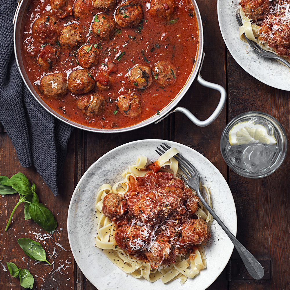 Frikadeller kokta i tomatsås