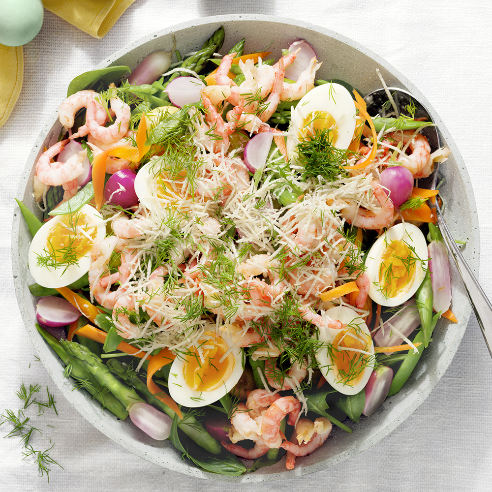 Räksallad med ägg, primörer och pepparrotsdressing