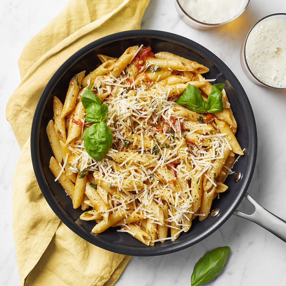 Pasta penne med tomater och basilika
