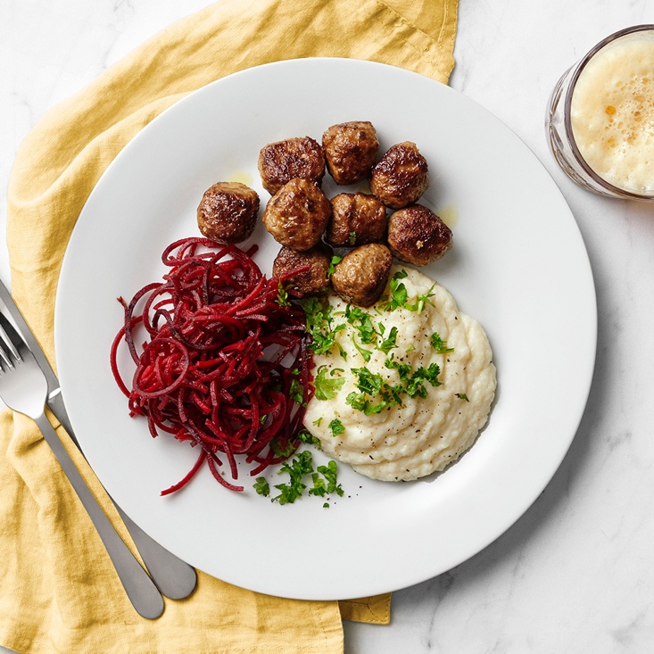 Blomkålsmos med köttbullar och picklad rödbeta