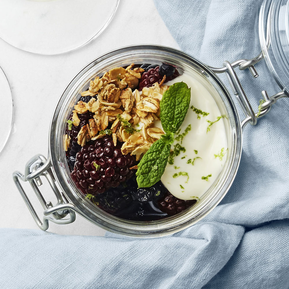 Yoghurt med marinerade bär och havresmul