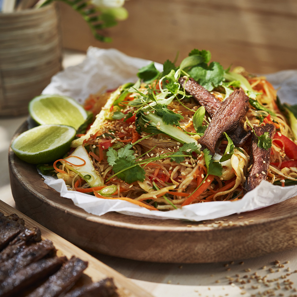 Nudelsallad med skivad entrecôte