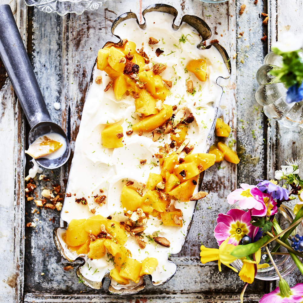 Vit chokladparfait med mango