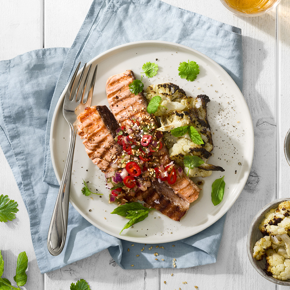Lax med ugnsrostad blomkål och lime- och ingefärsdressing