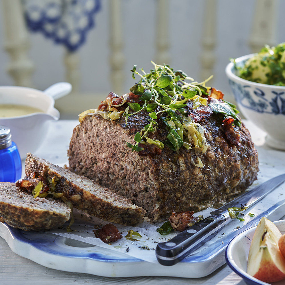 Köttfärslimpa med cidersås och bacon