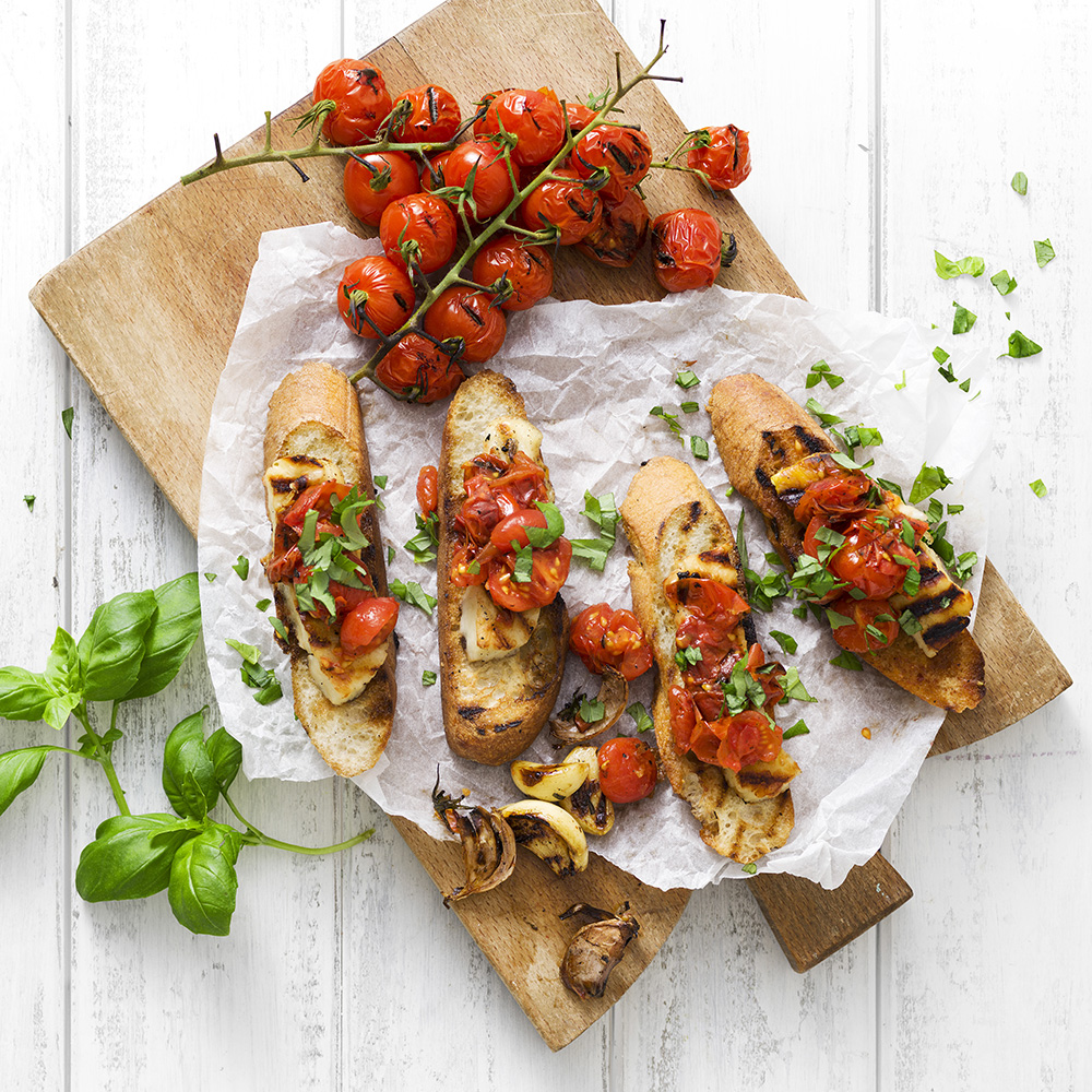Grillad ost med tomatsalsa och bröd