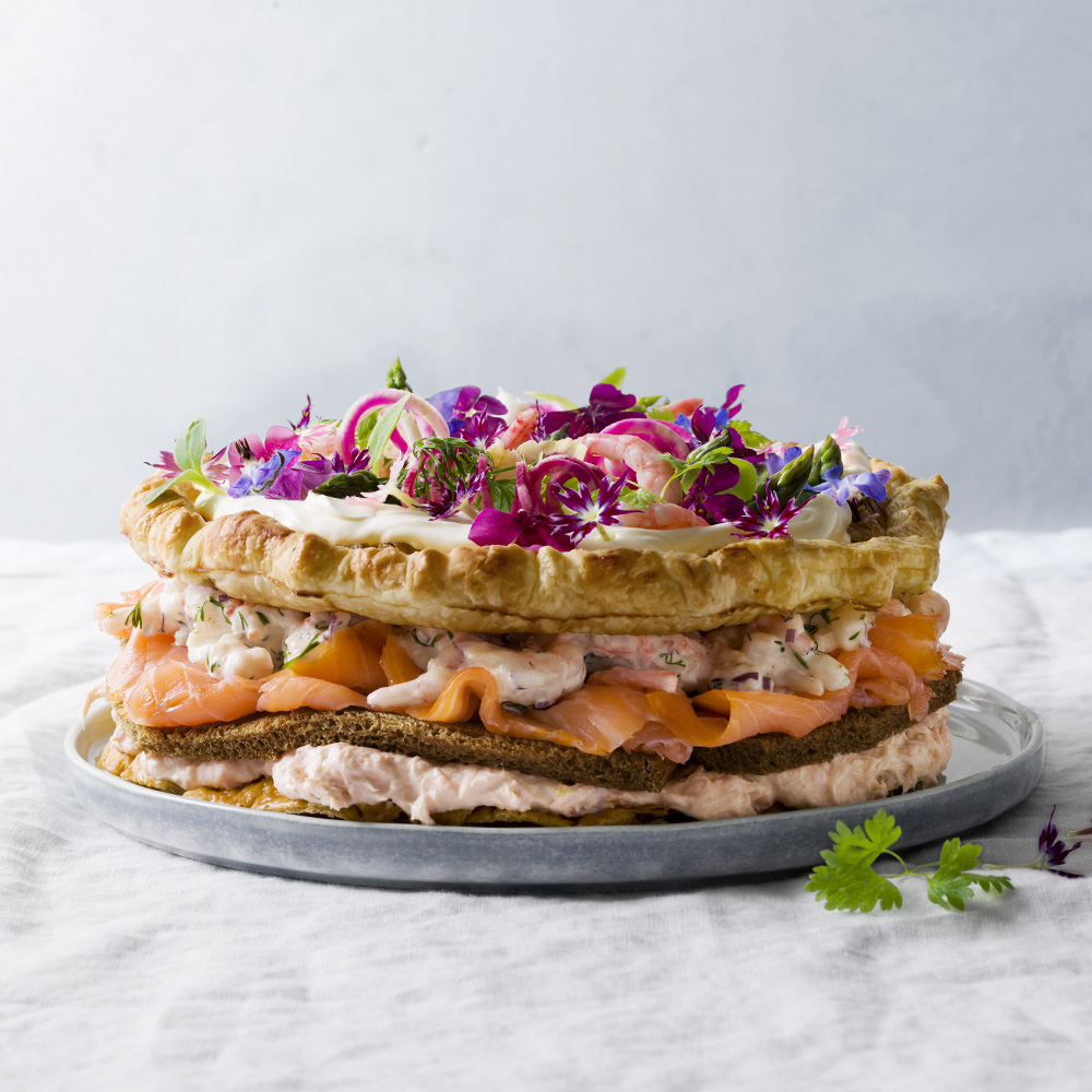 Smörgåstårta med räkor och lax