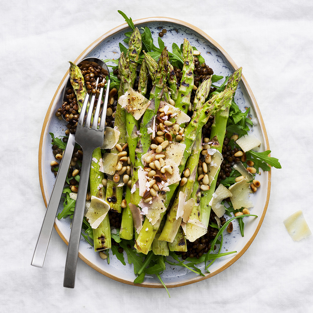 Sparrissallad med belugalinser och parmesan