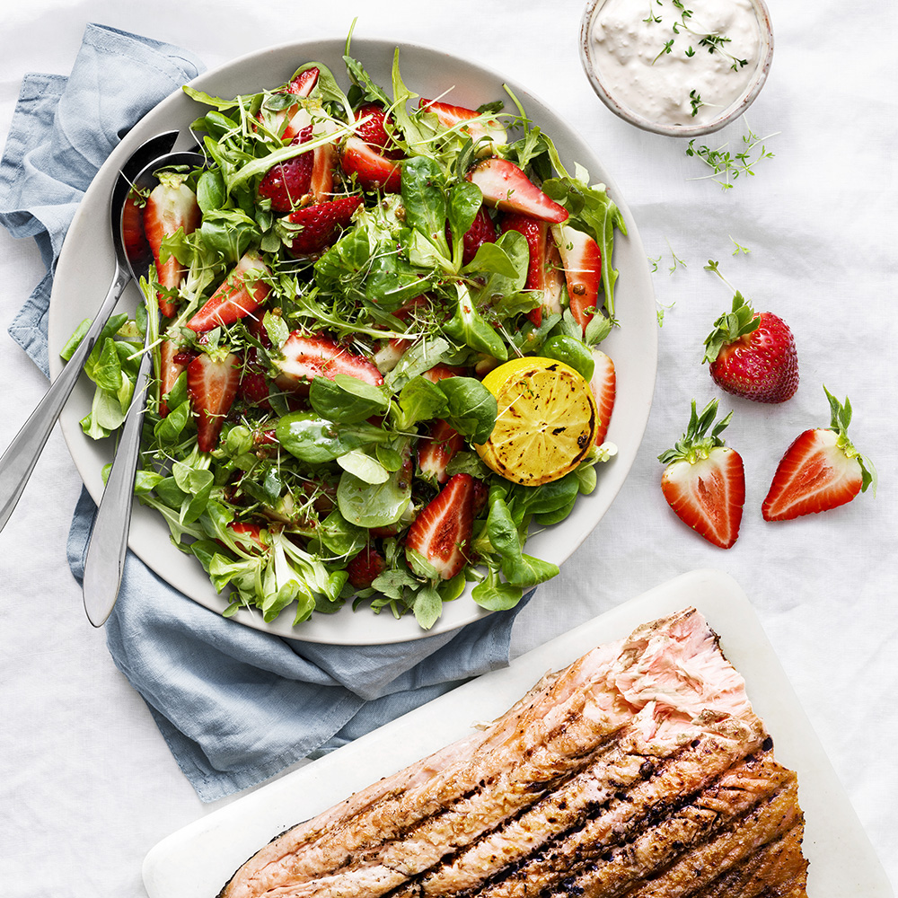 Jordgubbssallad med rosépeppar och grillad lax