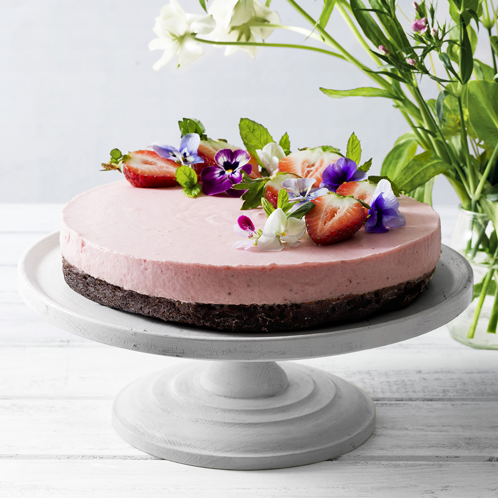 Jordgubbsmoussetårta med browniebotten