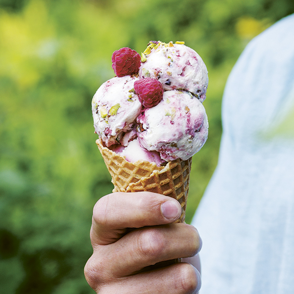 Mascarponeglass med hallon-swirl och nötter