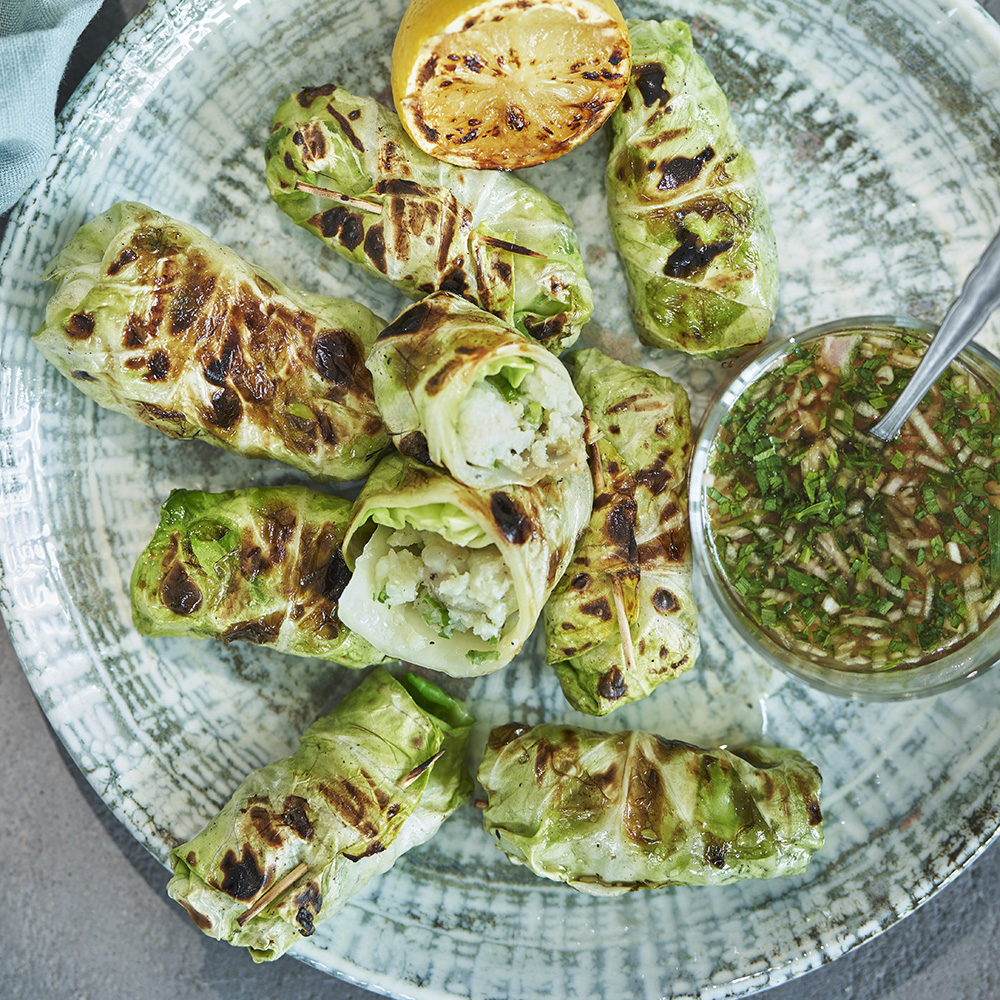 Grillat fiskpaket med spetskål och dippsås