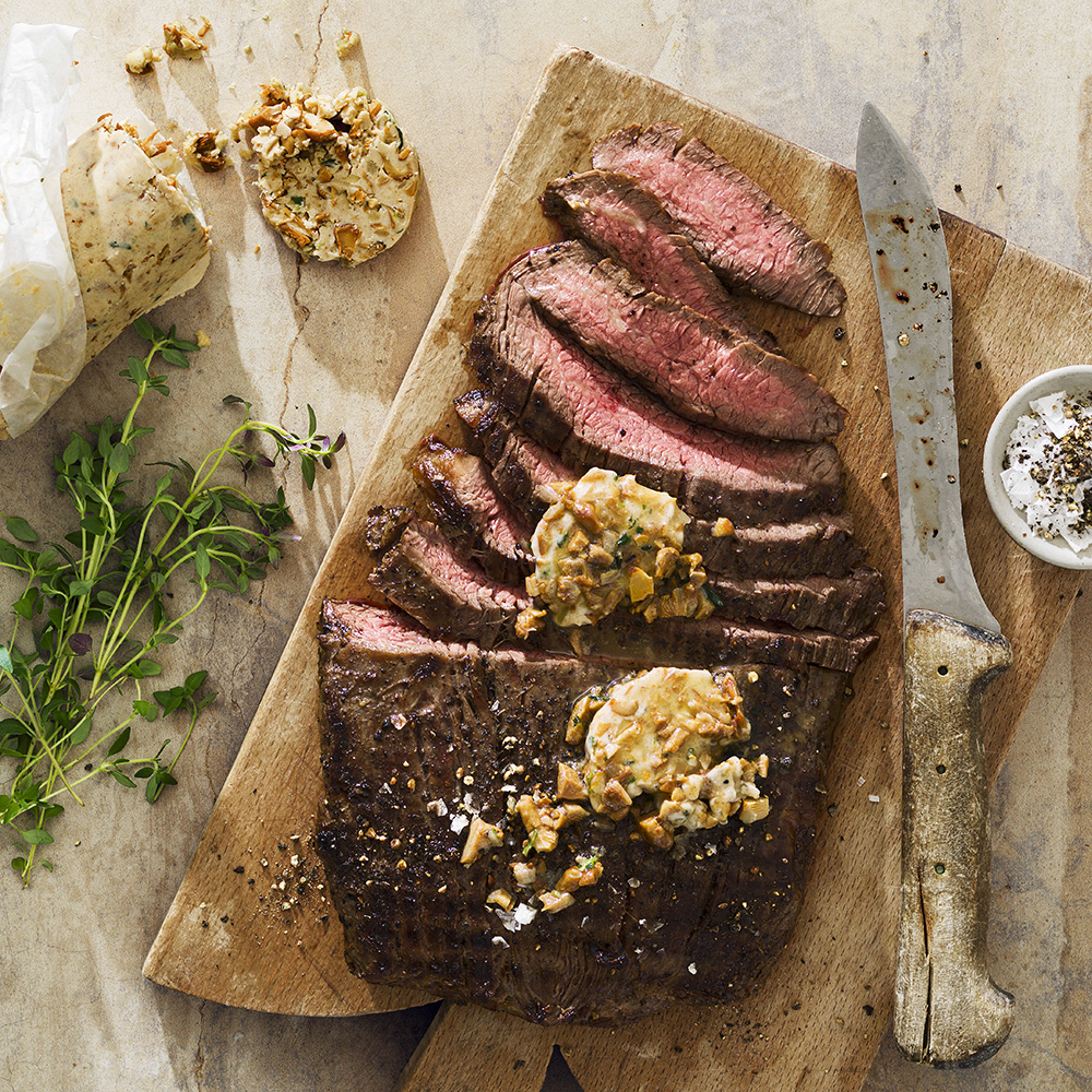 Grillad flankstek med kantarellsmör