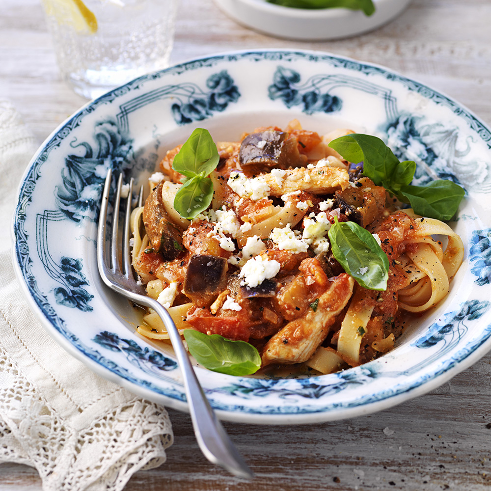 Krämig kycklingpasta med tomat och fetaost