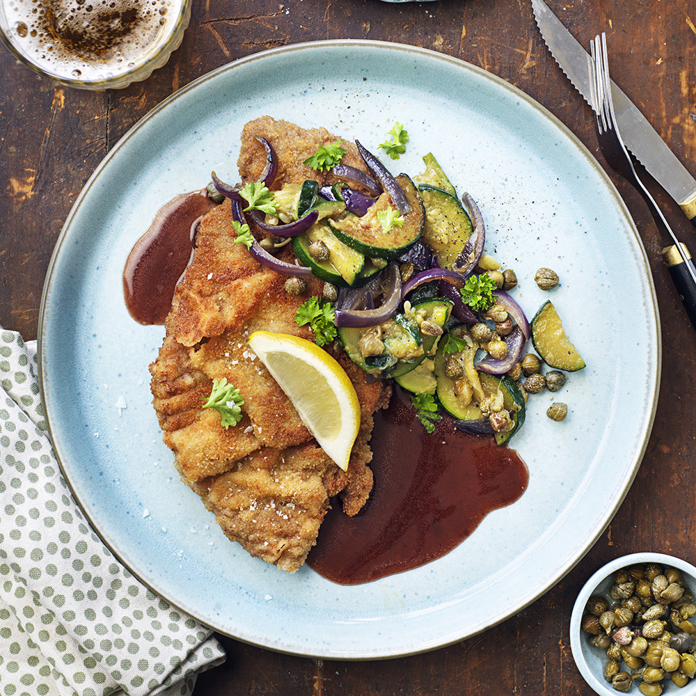 Schnitzel med skysås, kapris och zucchini
