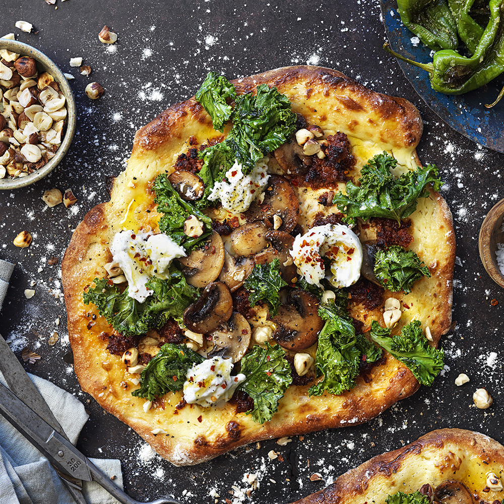 Vit pizza med svamp, chorizo och grönkål
