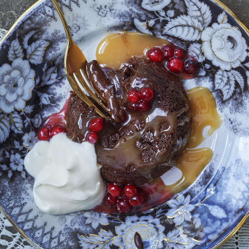 Chokladfondant med lingonkolasås och punschgrädde