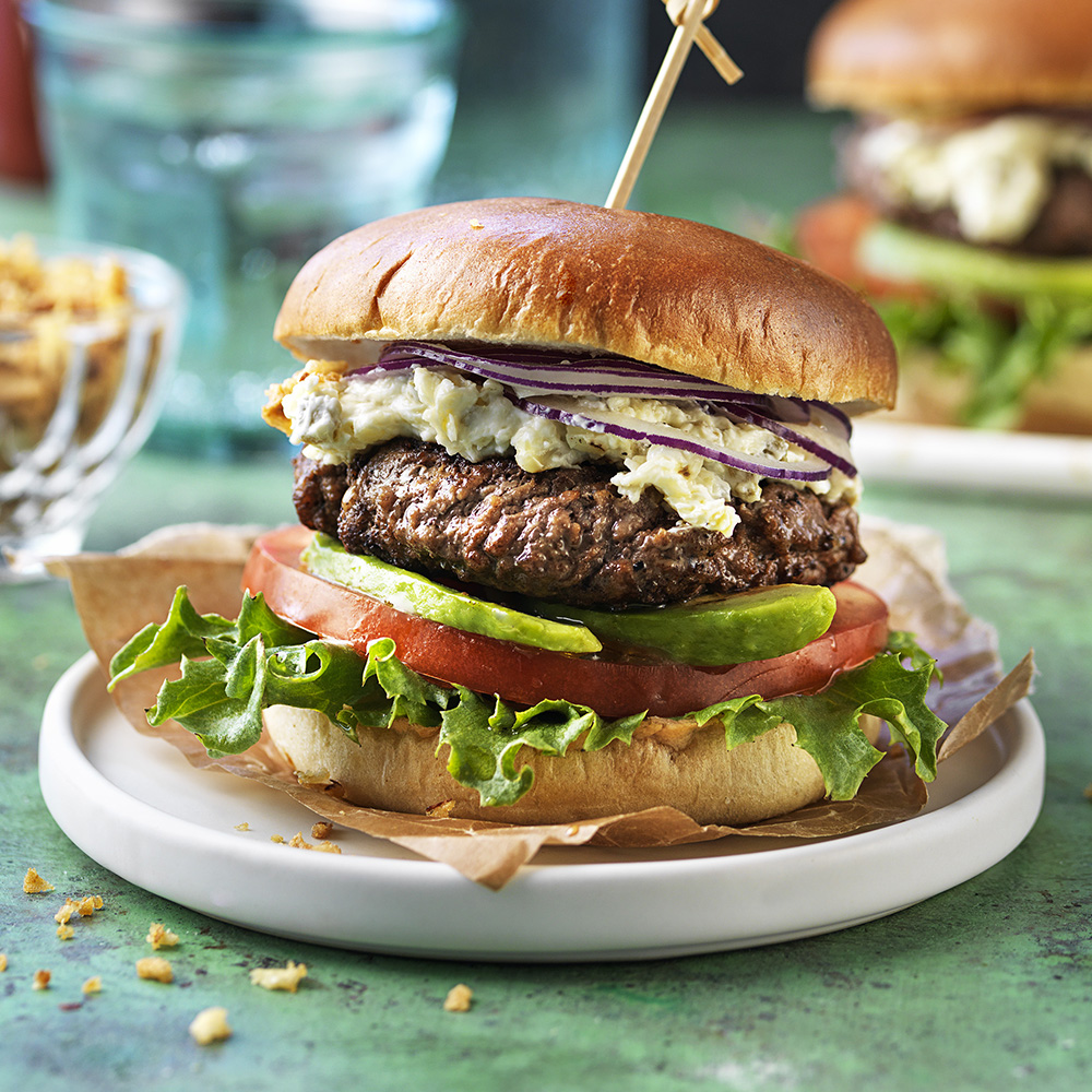 Burgare med cheddar- och jalapeñokräm