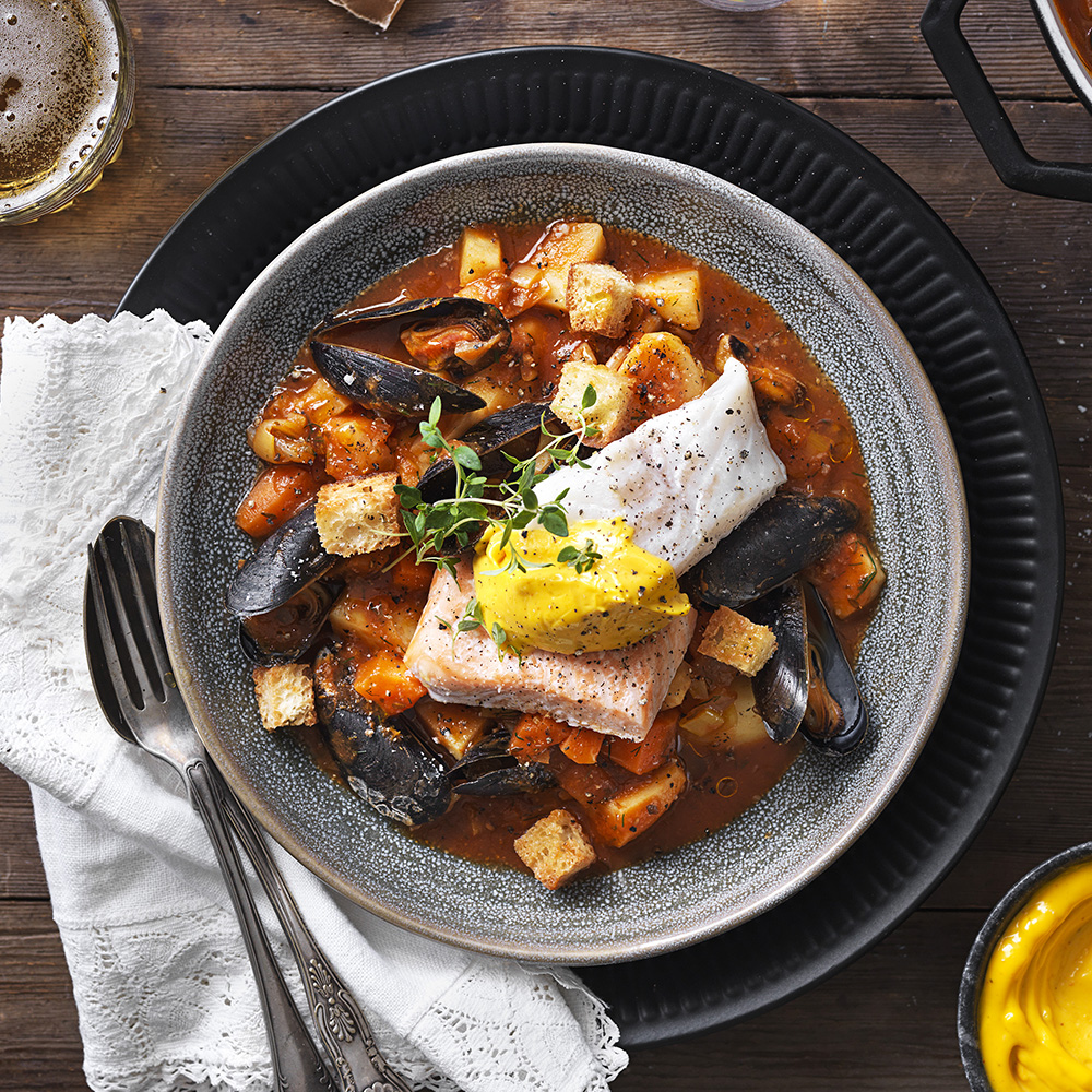 Fiskgryta med saffransaioli och krutonger