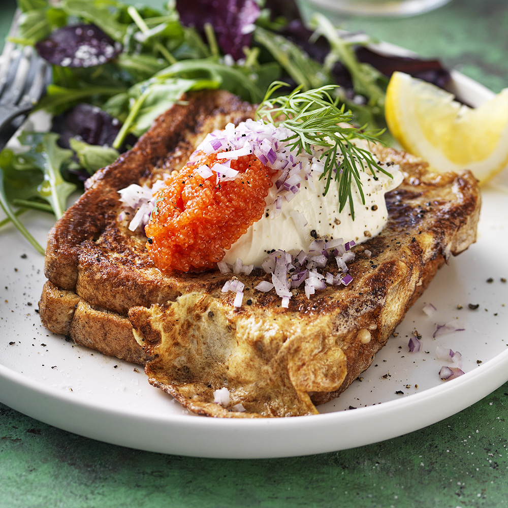 Fattiga riddare med crème fraiche, rom och rödlök